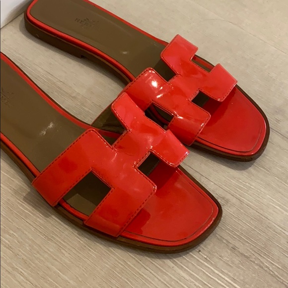 Hermès Oran Patent Coral Sandals - Picture 2 of 4
